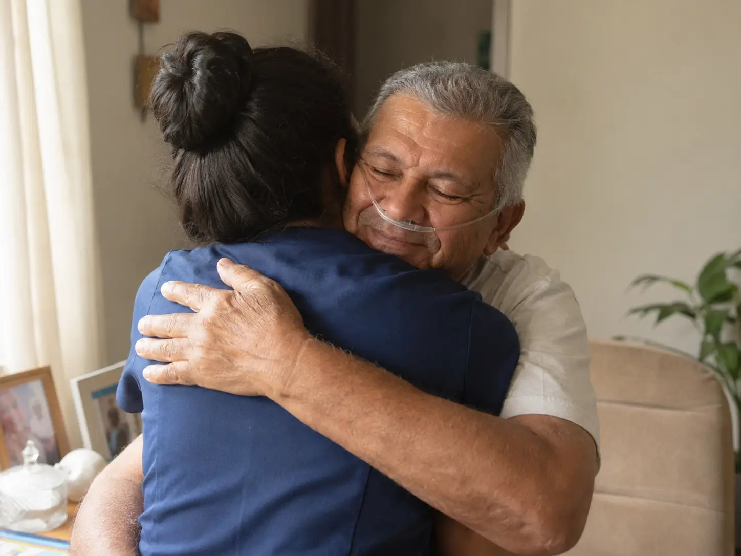 Paciente abraçando profissional de home care da VIVARAH CARE, cuidado domiciliar humanizado no Rio de Janeiro